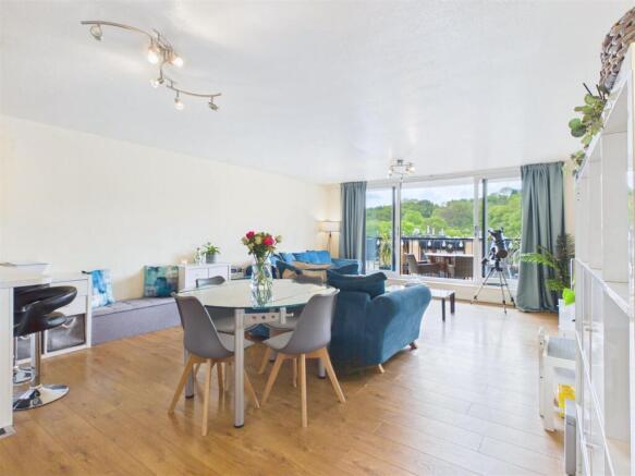 2 bed Flat for sale Image 5