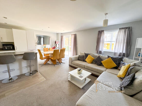 Lounge/Dining