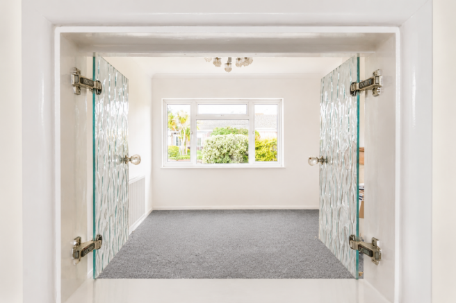 Mizzymead Rise - A spacious bungalow with a charming south-facing garden photo 4