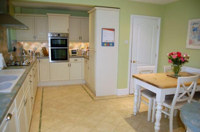 KITCHEN/BREAKFAST ROOM
