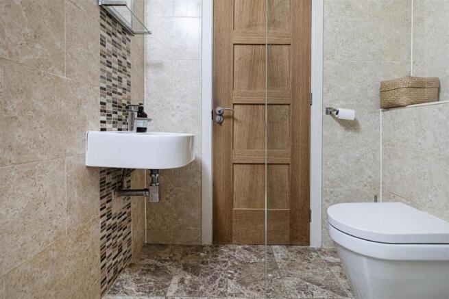 5 bed Detached for sale Image 10