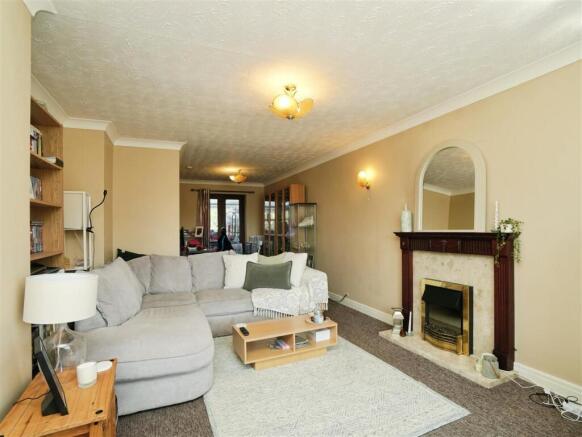 3 bed Detached to rent Image 4