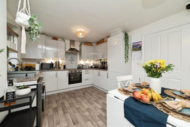 3 bed Semi-Detached for sale Image 6