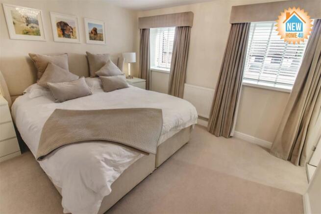 MAIN BEDROOM: