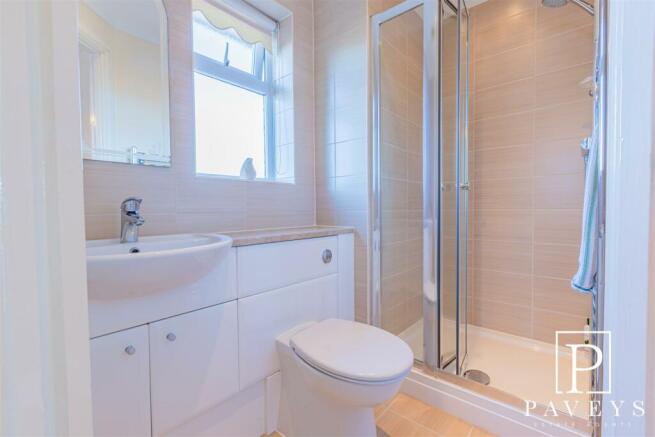 EN SUITE TO MASTER BEDROOM