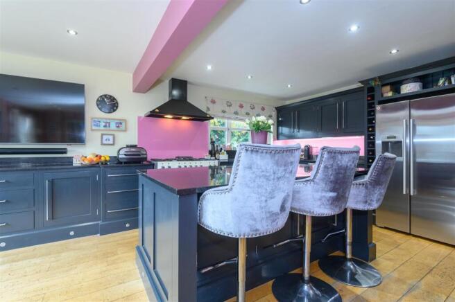 5 bed Detached for sale Image 10