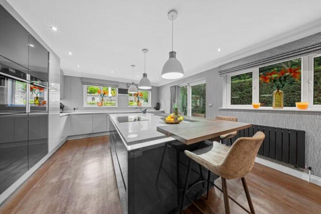 6 bed Detached for sale Image 5