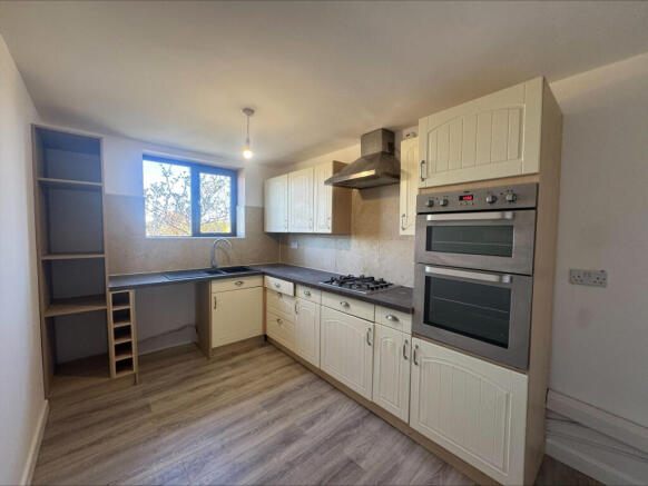 4 bed Detached to rent Image 4