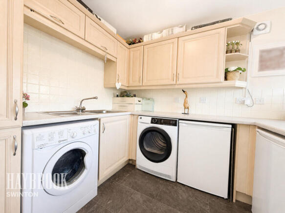 4 bed Detached for sale Image 11