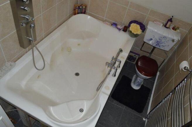 EN-SUITE TO MA...