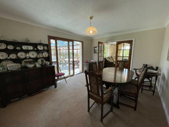 SEPARATE DINING ROOM