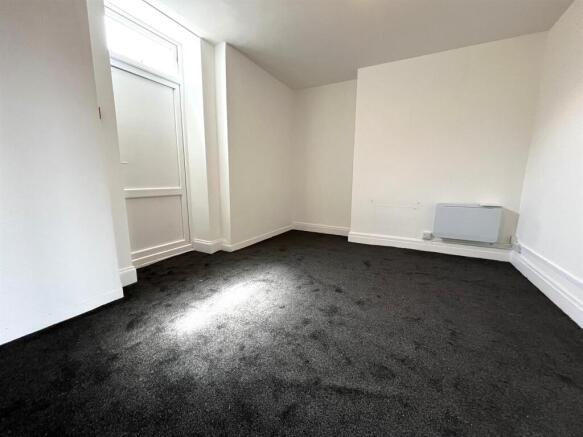 bedroom (2).JPEG
