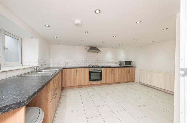 2 bed Terraced to rent Image 4