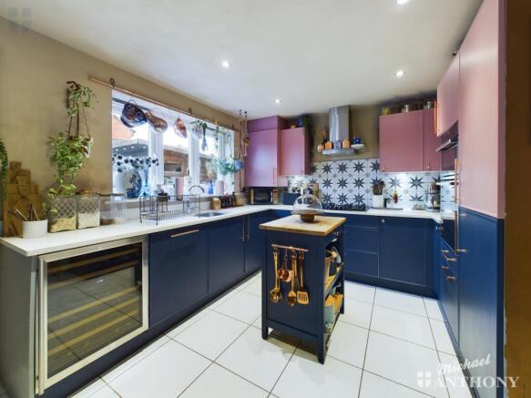 CAM03852G0-PR0172-STILL015