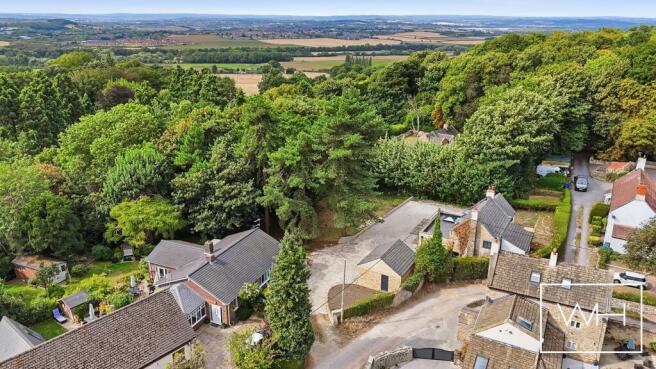 5 bed Detached for sale Image 8