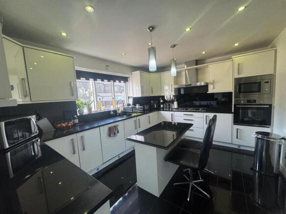 4 bed Detached for sale Image 7