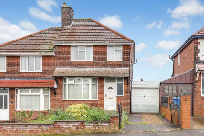 3-bed semi-detached on The Knoll, Mansfield, NG18, £150,000
