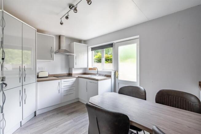 2 bed Terraced to rent Image 6