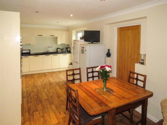 Kitchen 2.JPG