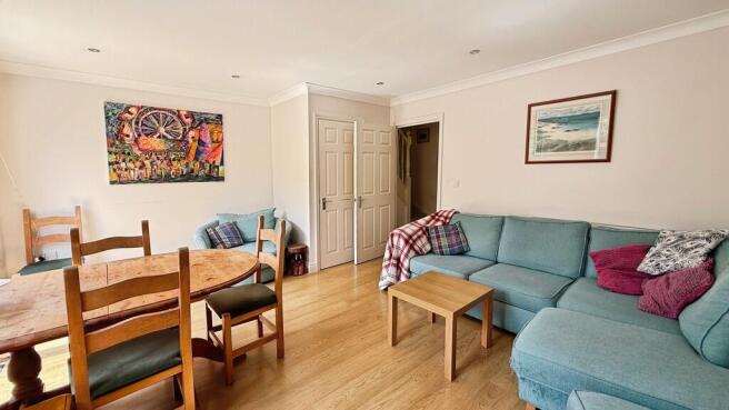 Lounge/dining roo...