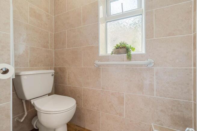 5 bed Detached for sale Image 11