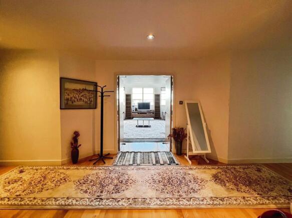 2 bed Flat to rent Image 11