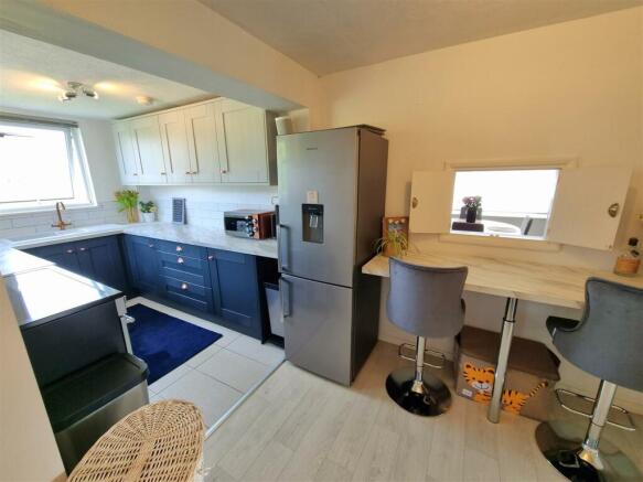 Kitchen & Breakfast Bar.jpg