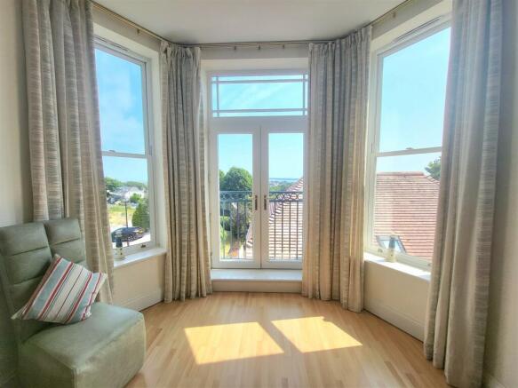 Open-Plan Living Space & Kitchen