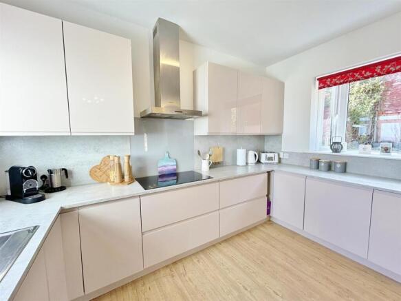 Fully fitted kitchen