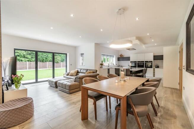 8551050-interior44.jpg