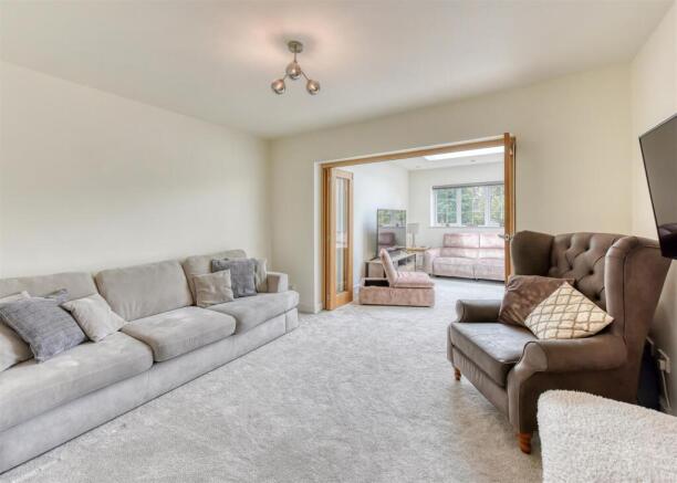 224 Castlecroft Road-lounge1.jpg