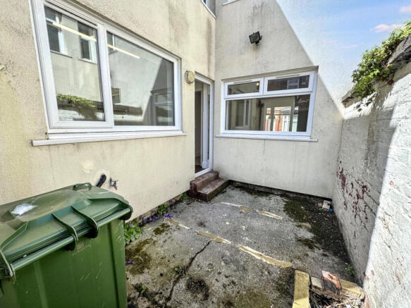 3 bed Terraced to rent Image 9