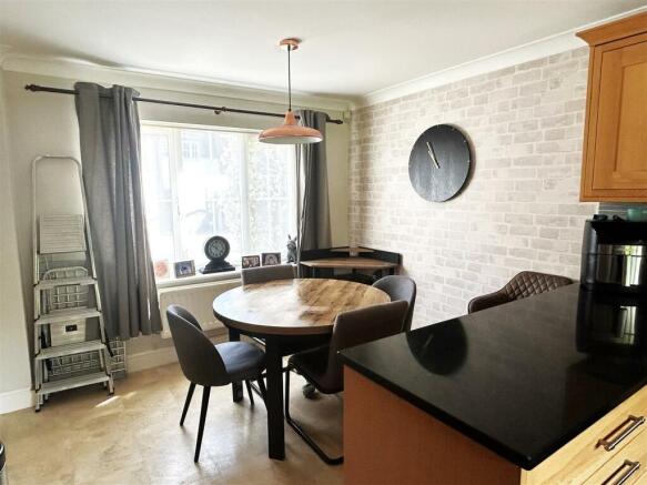 KITCHEN/DINING