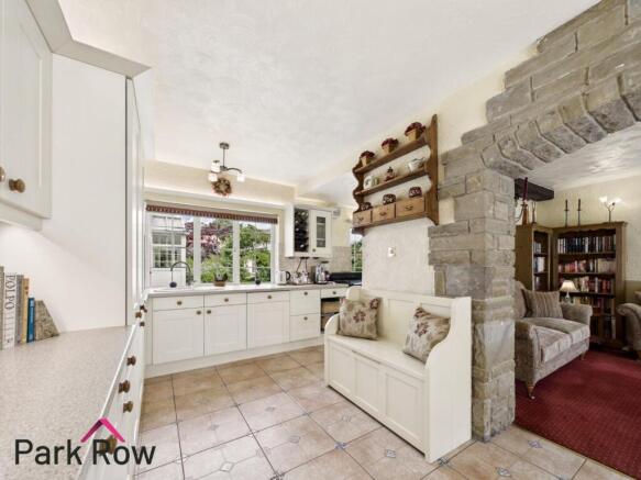 5 bed Detached for sale Image 11