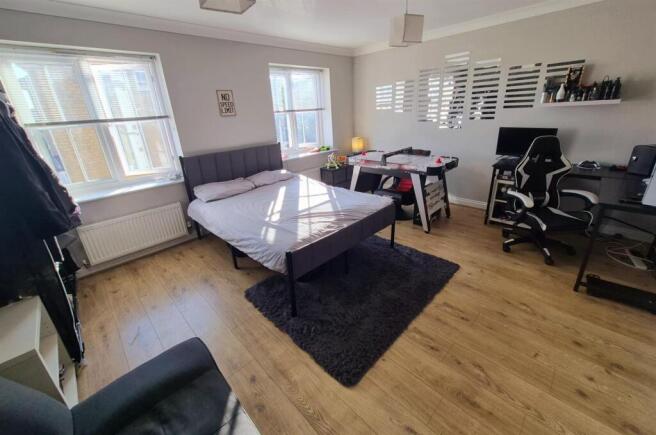 5 bed Town House for sale Image 11