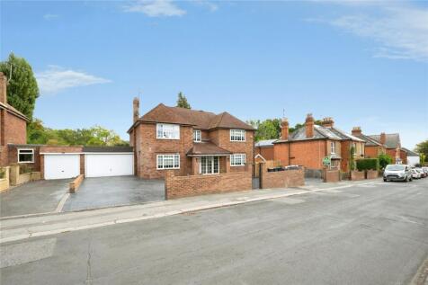 Middle Hill, Englefield Green, TW20