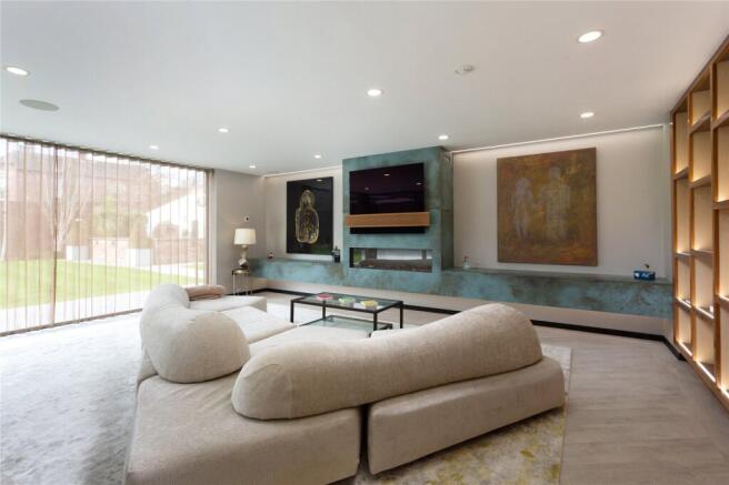 5 bed Detached for sale Image 6