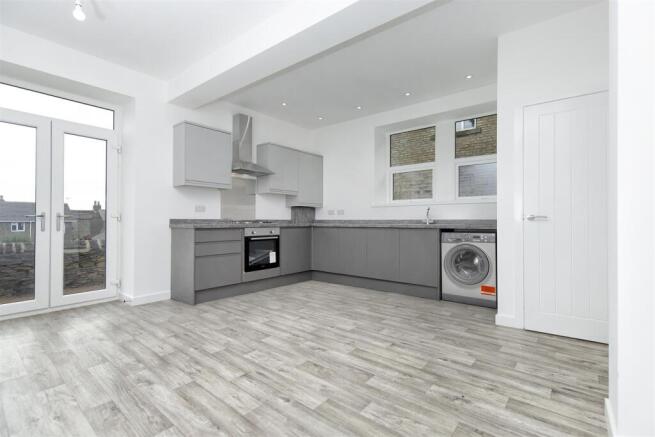 2 bed End of Terrace to rent Image 5