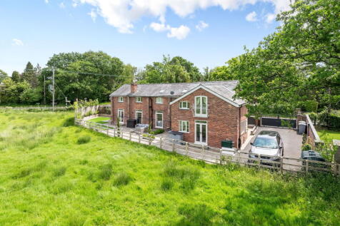 Stunning period home located around 10 minutes from Knutsford, Wilmslow & Hale