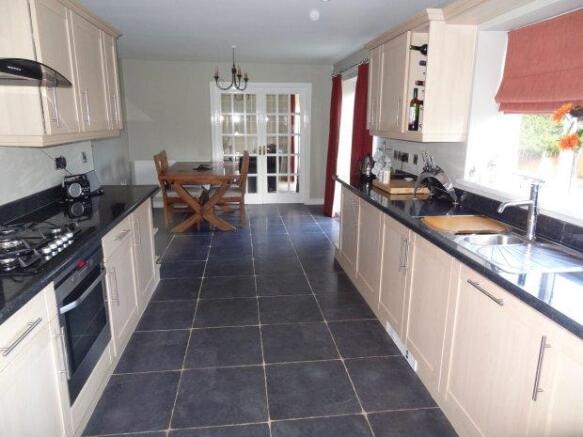 KITCHEN/BREAKFAST ROOM