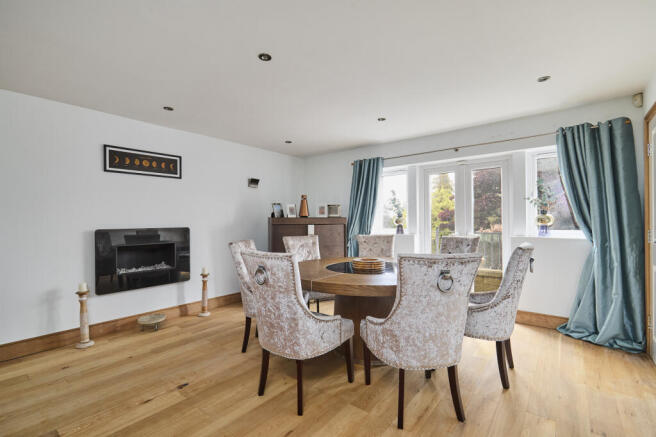 5 bed Detached for sale Image 6