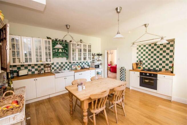 KITCHEN/BREAKFAST ROOM