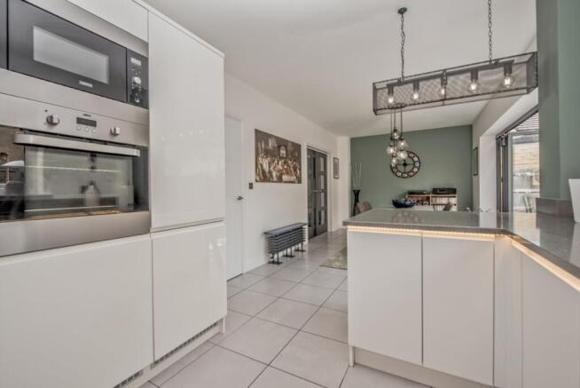 4 bed Detached for sale Image 11