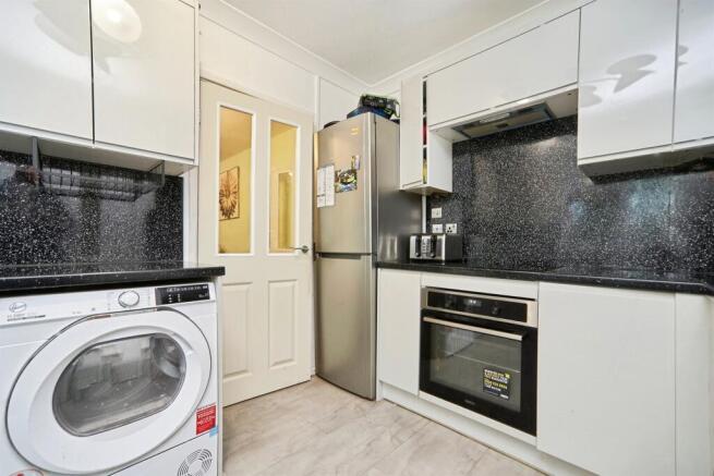 2 bed Flat for sale Image 5