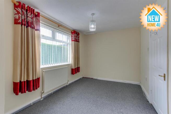 MAIN BEDROOM:
