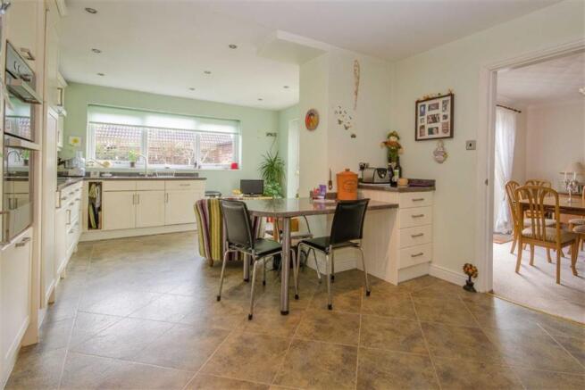 KITCHEN / FAMILY ROO