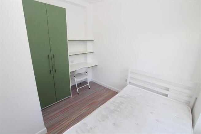 5 bed House to rent Image 4