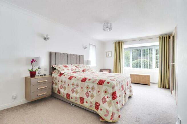 5 bed Detached Bungalow for sale Image 8