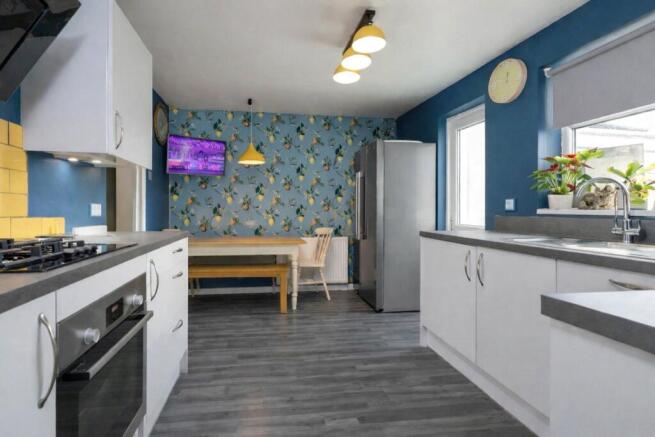 4 bed Semi-Detached for sale Image 7