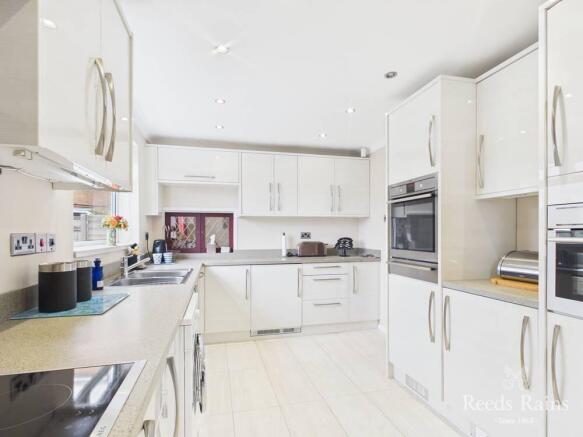 4 bed Detached for sale Image 8